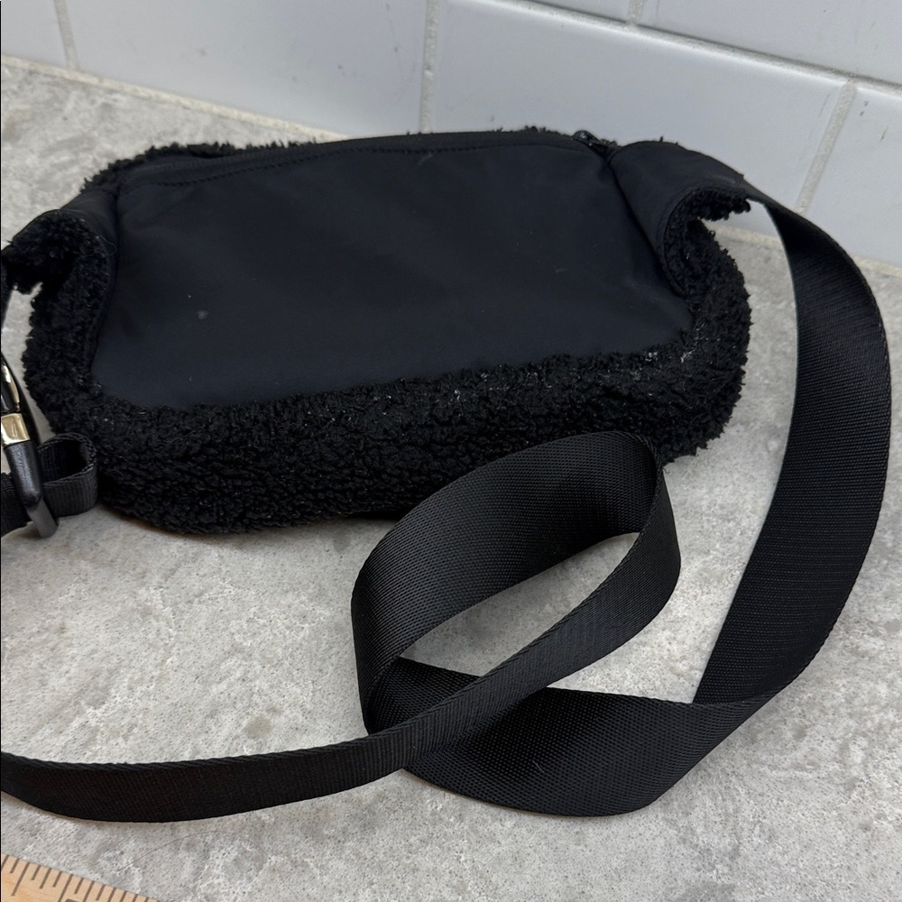 lululemon athletica Black Textured Crossbody Bag. Great condition - Picture 6 of 6
